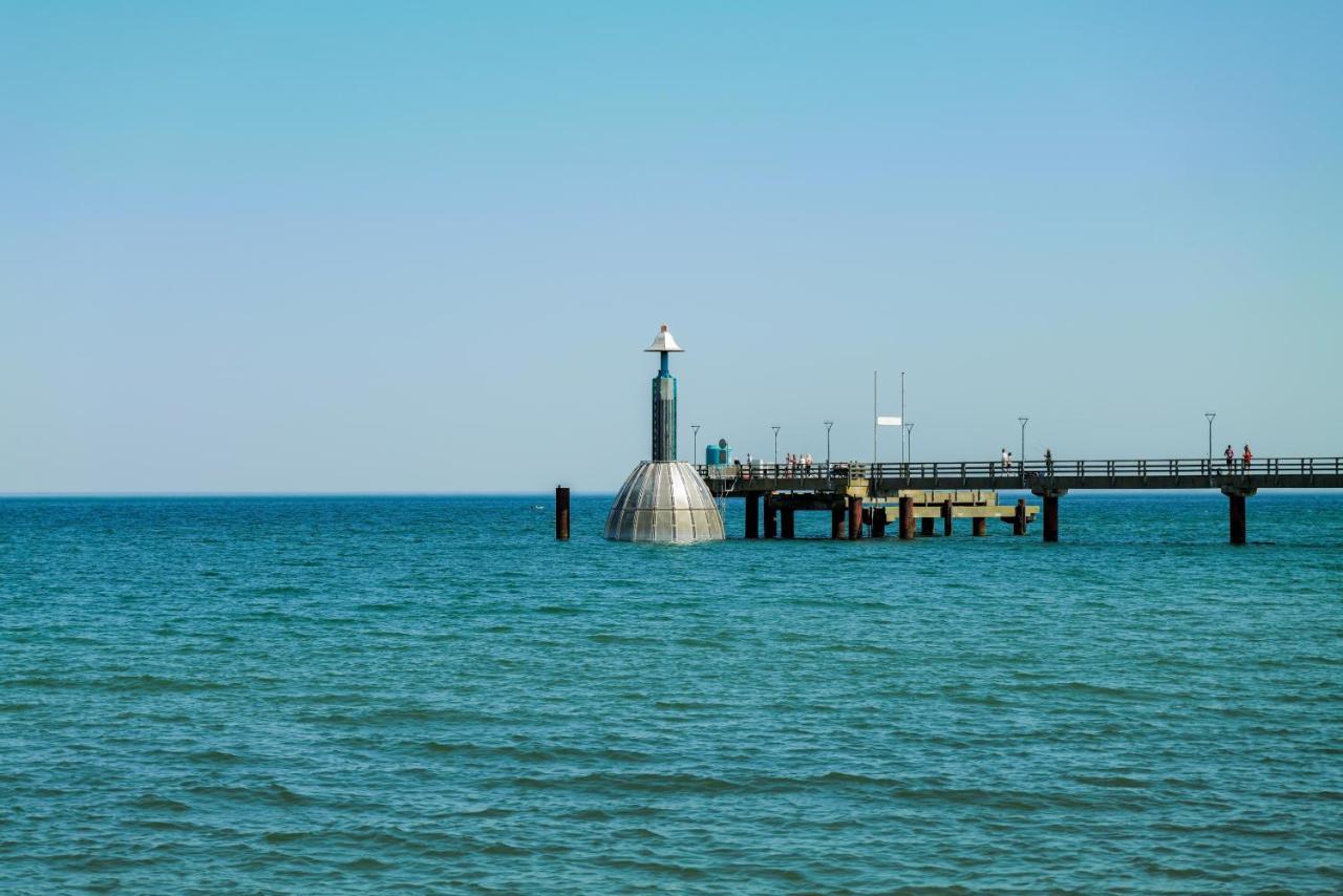 Ferienwohnungen Meerfarbig Zingst - Haustierfrei -Terrasse Mit Strandkorb Oder Balkon - E-Ladesaeule - Parkplatz - Wlan - Fahrradschuppen - Waschtrockner - Ruhig Und Zentral - Nichtraucher Exterior foto